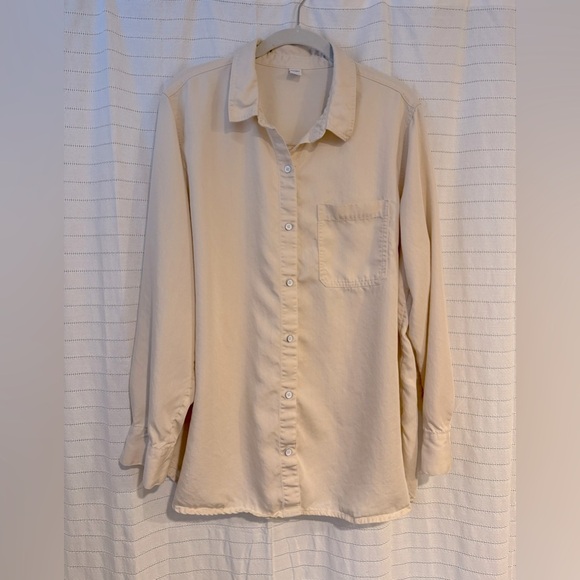 Old Navy Tops - Like-new Old Navy Cream Button Down Shirt